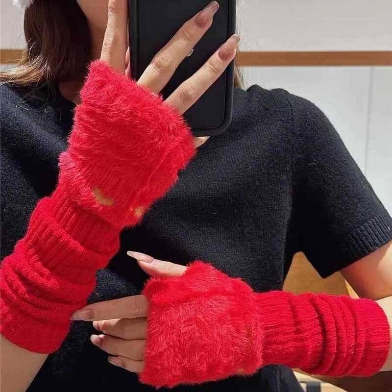 半分の指の手袋の女性は冬に指を出して腕の袖の腕のカバーを保護することができます。|undefined