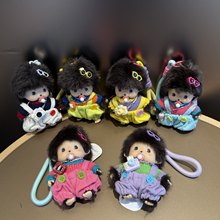 正版蒙奇奇公仔背带裤娃衣毛绒公仔玩偶娃娃钥匙扣玩具包挂饰批發
