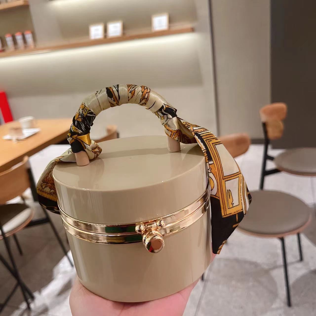 The 2025 new style women's bag is a trendy and fashionable candy-colored acrylic bag, a hand-held silk scarf, a lockable dinner bag, and a box bag undefined