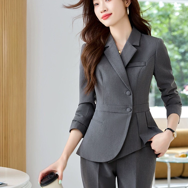 Трансграничный костюм женщины высокого уровня чувство самосовершенствования