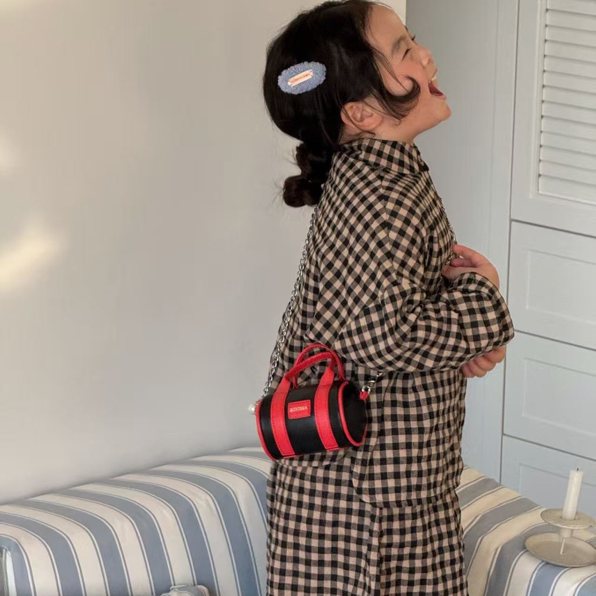 Bolsa de almohada cilíndrica de moda de contraste para niños y niñas bolsas de cadena mini lindas para bebés 2026 nuevas bolsas de accesorios para niños