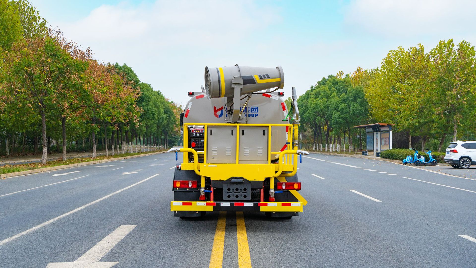 Dongfeng Huashen T3 Spray Sprinkler Truck 9 Cubic Meters, Dust Reduction Spray Truck for Construction Sites, Landscaping Spray Truck