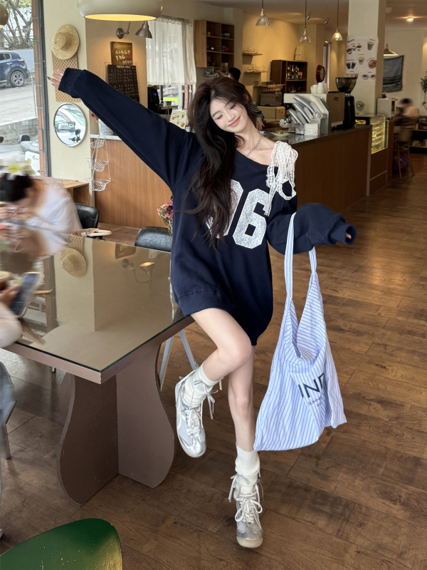 韩系慵懒风藏蓝色斜肩卫衣女秋季百搭露肩美式初秋穿搭球衣潮上衣|undefined