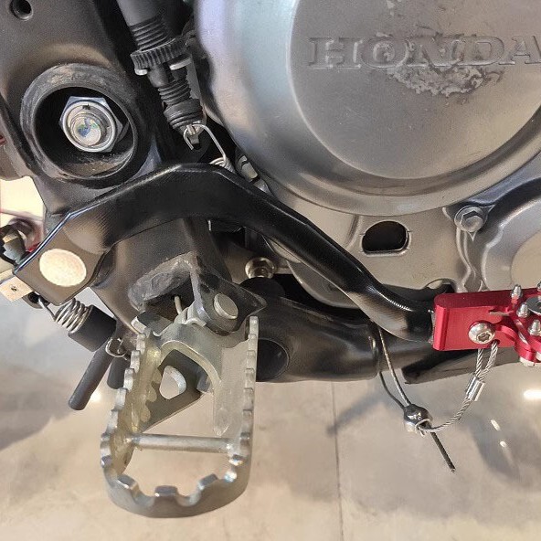 オフロードバイクはcnc部品を改造してホンダcrf300lアルミニウム合金の足にブレーキをかけます。|undefined