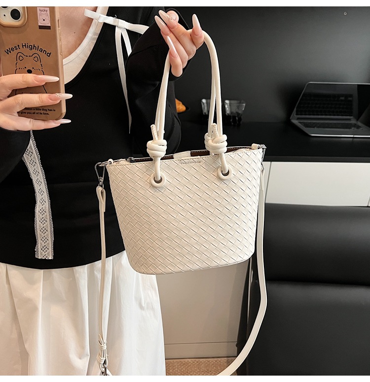 A simple and elegant bucket bag for women, a Korean-style single-shoulder bag for commuting to work in 2025, a new trendy and fashionable crossbody bag undefined