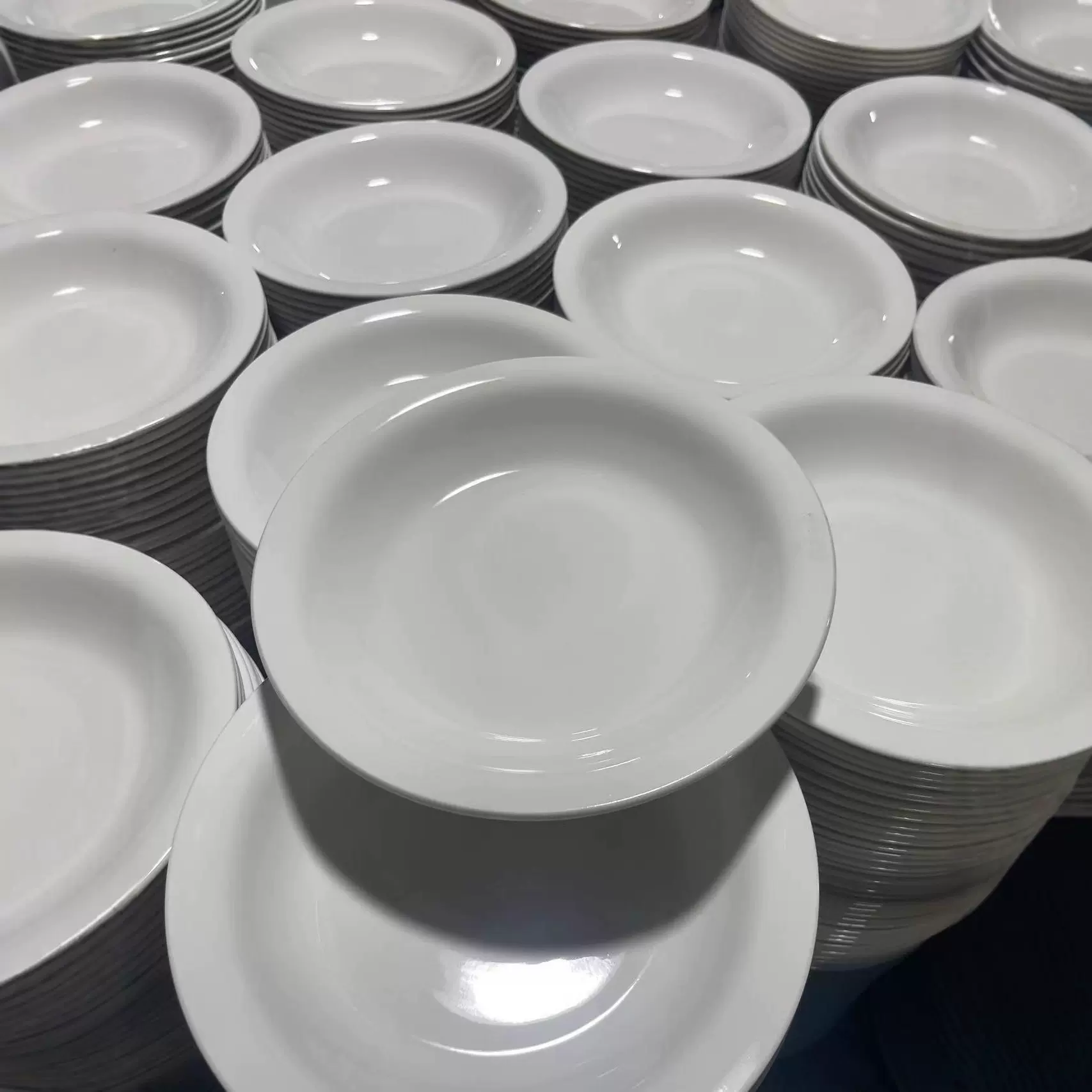 大货批发临沂陶瓷简约陶瓷盘白胎釉下彩家用反口盘库存外贸出口