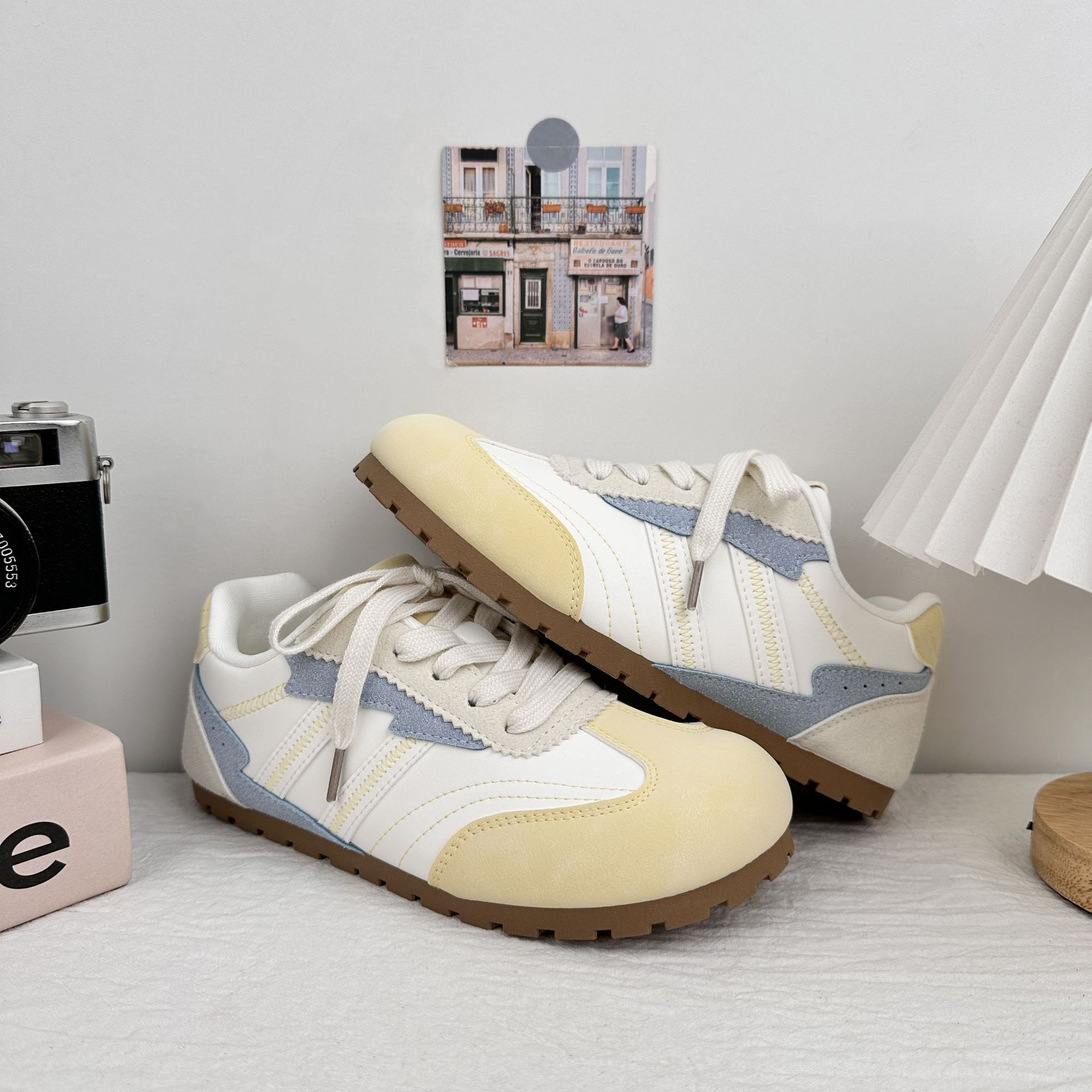 Zapatos de entrenamiento de mujeres Yuan Bo De2025 verano nuevo estilo explosivo con falda, zapatos casuales de suela blanda, zapatos blancos pequeños