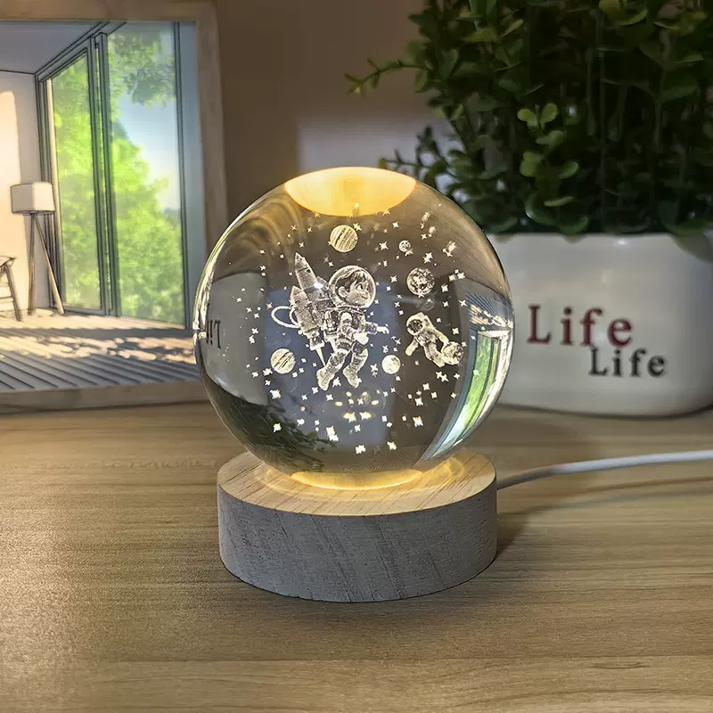 跨境星空宇航员水晶球小夜灯发光旋转球底座摆件3d内雕星系装饰品