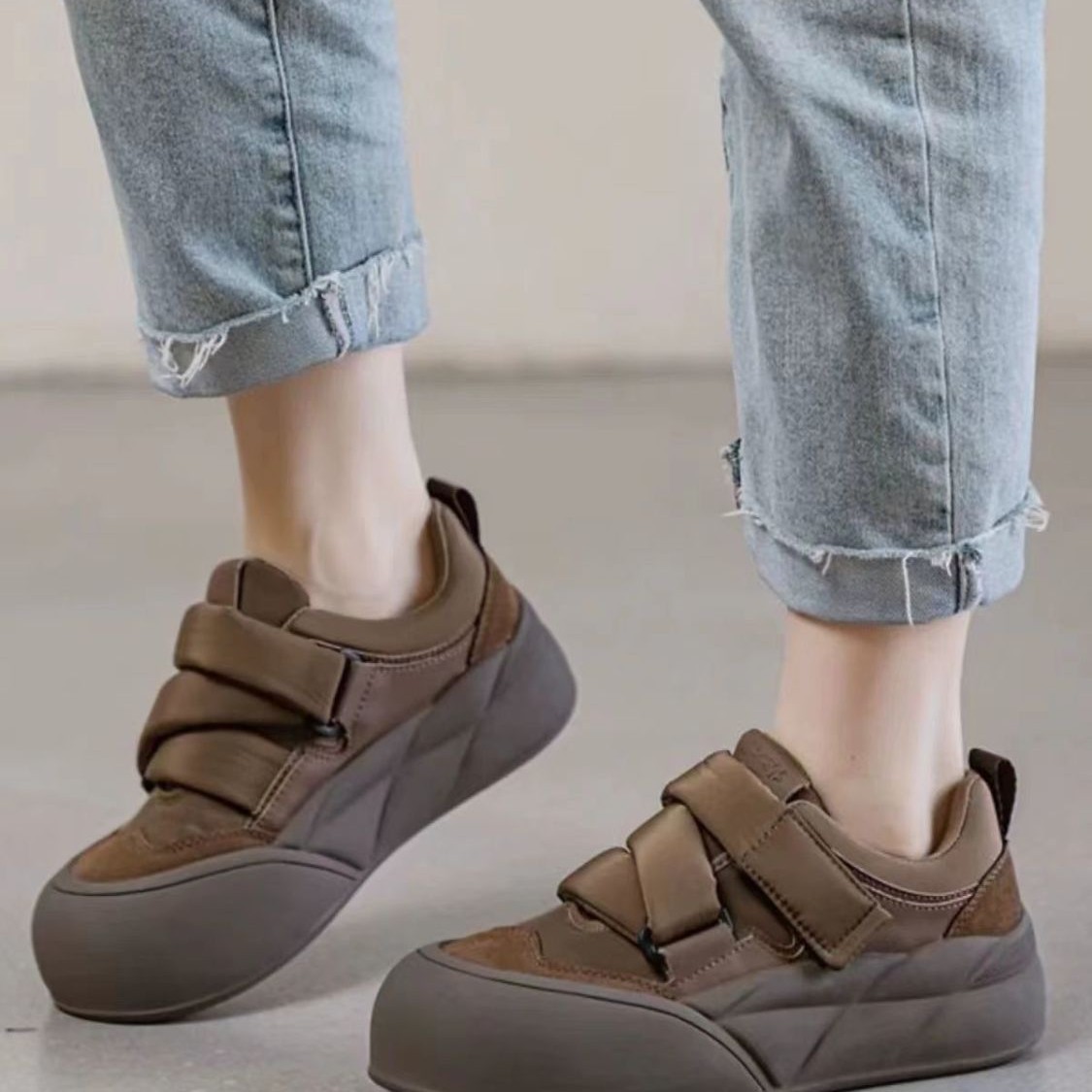 Zapatos de mujer de moda ligera zapatos de mujer 2024 nuevo estilo explosivo de otoño antideslizante versátil zapatillas deportivas casuales tendencia británica