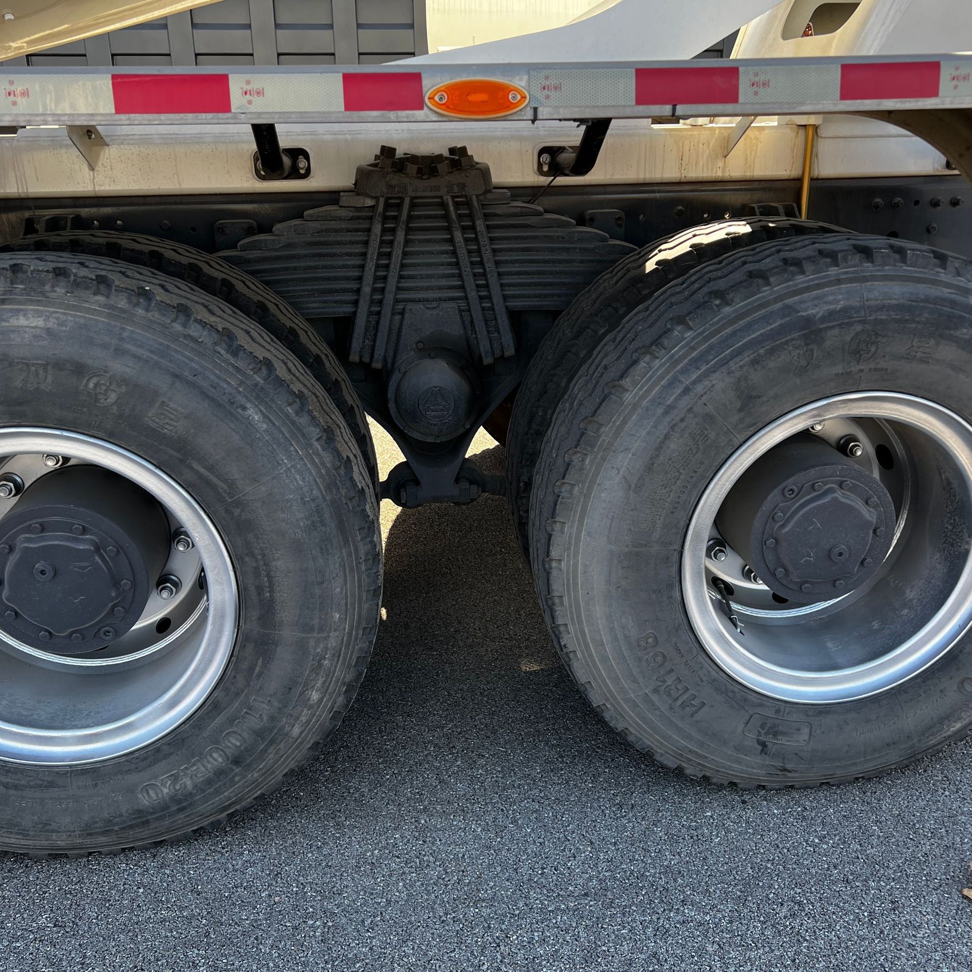 Howo Cross-Border Export Semi-Trailer Bulk Cement Tank Ash Tanker Mortar Concrete Transport Mixing Tank
