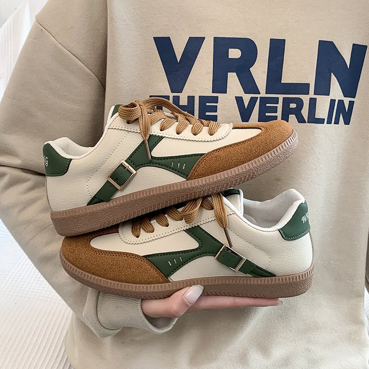 学生运动板鞋2025秋季新款复古休闲时尚女鞋带扣低帮厚底大码鞋子