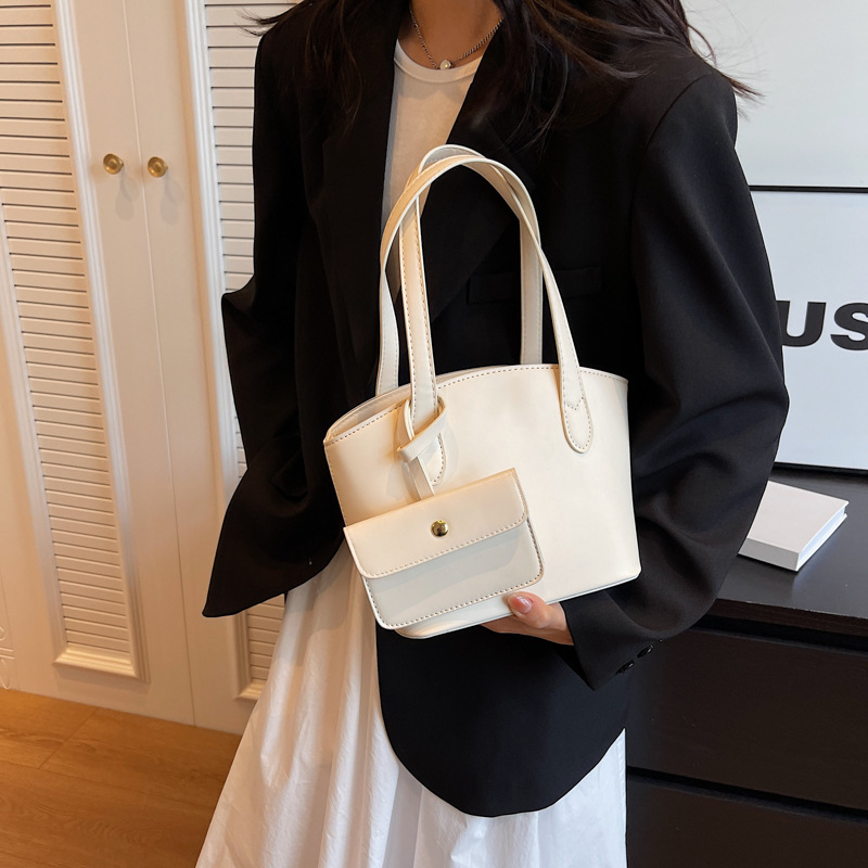 2032 Autunno Nuova borsa dell'alfabeto Borsa a secchiello portatile per pendolari casual di grande capacità all'ingrosso Borsa versatile sotto le ascelle_voghion.com