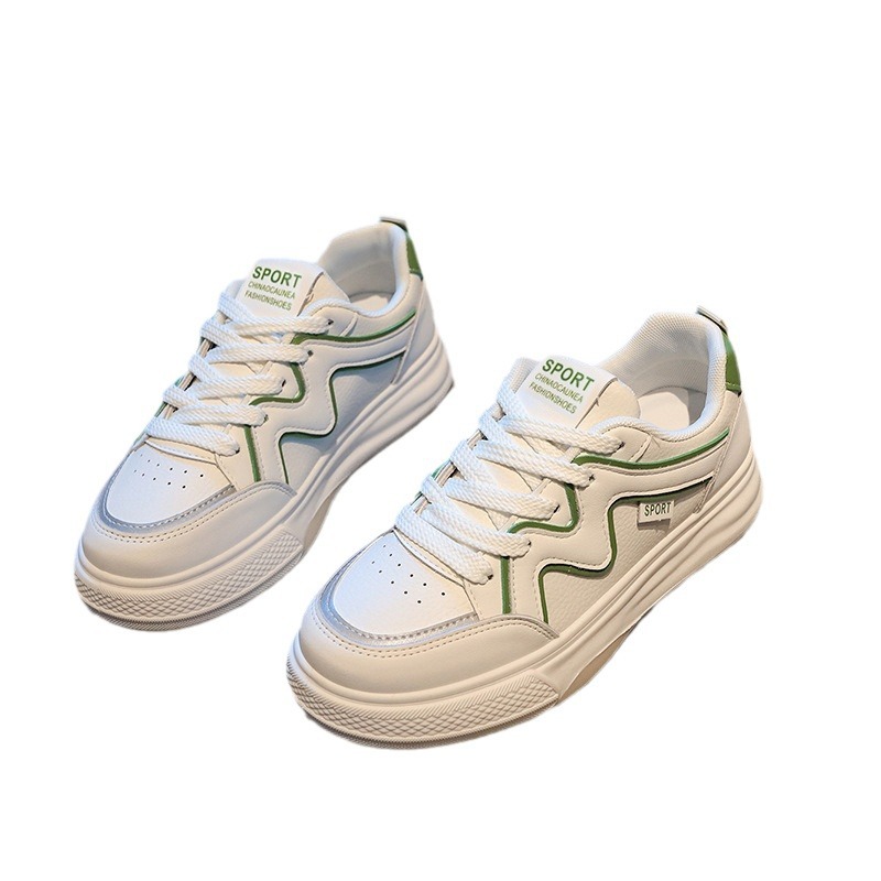 Zapatos blancos de mujer al por mayor, nuevos zapatos de cuero ligeros con suela gruesa, moda coreana, zapatos de skate de altura baja para mujeres.