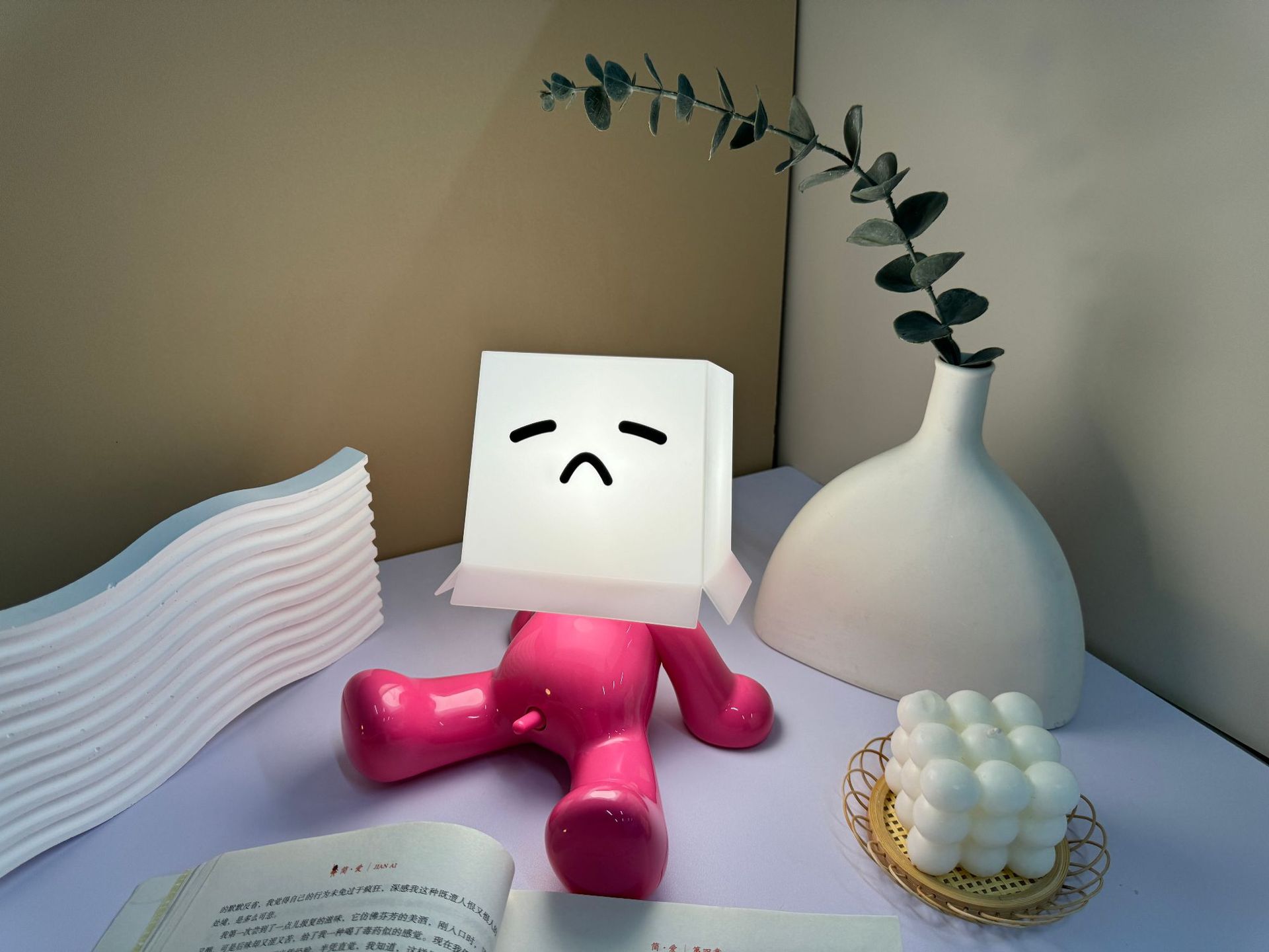 Sentado tímido niño lámpara de escritorio cara cuadrada tímida lámpara de noche regalo de carga creativa divertida lámpara de cabezal de cama divertida