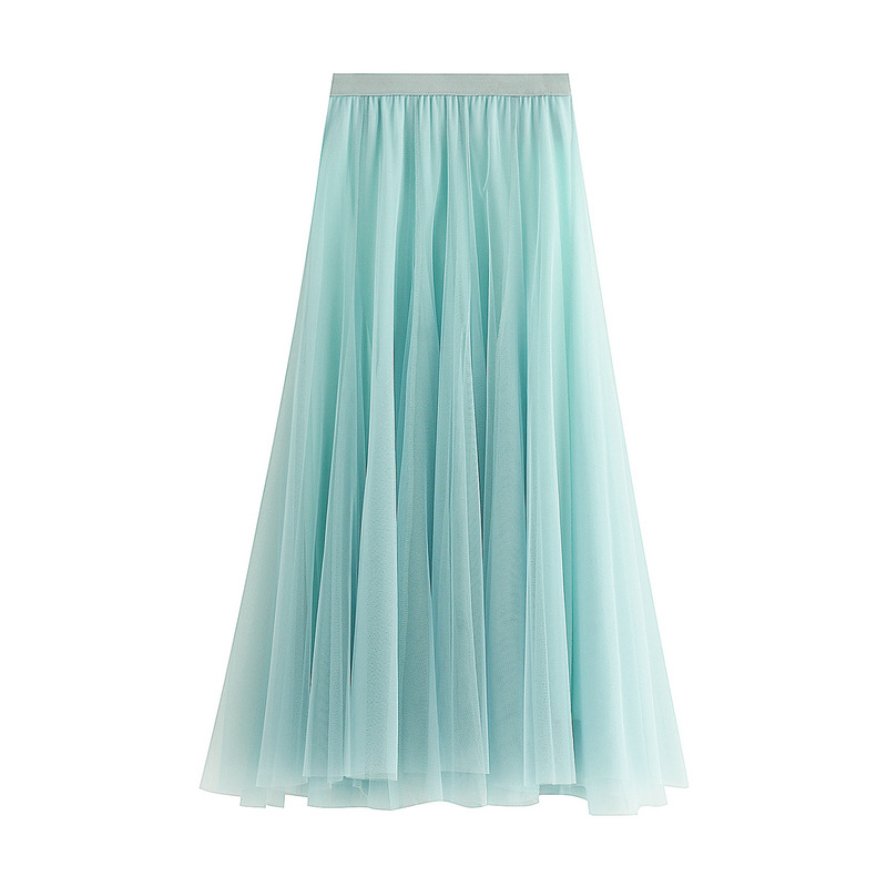 Ein fließender mintgrüner High-Waist-Plisseetüll-Midirock mit festem Bund.