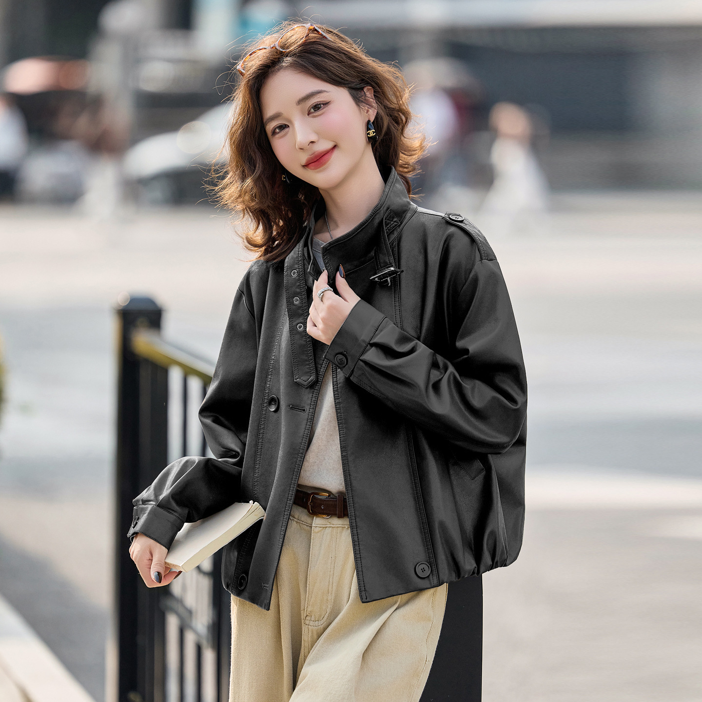 Brand High-End Leather Jacket for Women, Short Style, New Autumn Model, Stand Collar, Fashionable Casual Biker Leather Jacket