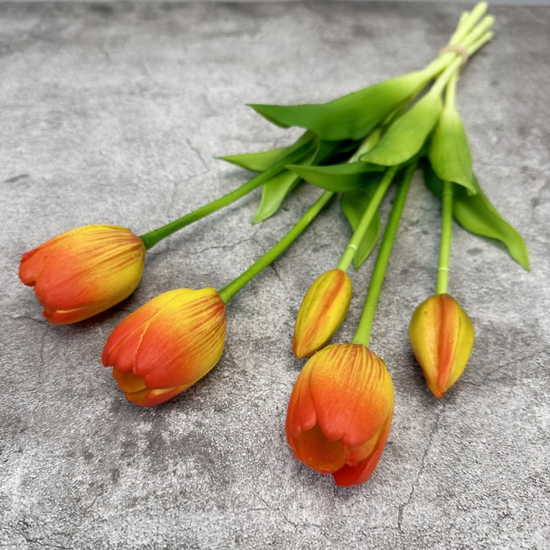 Flor de tulipán artificial sensación hidratante ramo de tulipán atado a mano vestido de Casa flor artificial tiro flor falsa al por mayor