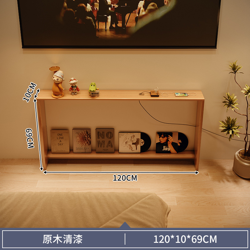 El estante de la pared del televisor está contra la pared, todo el gabinete estrecho de madera maciza, el proyector se coloca debajo del estante largo del decodificador del enrutador