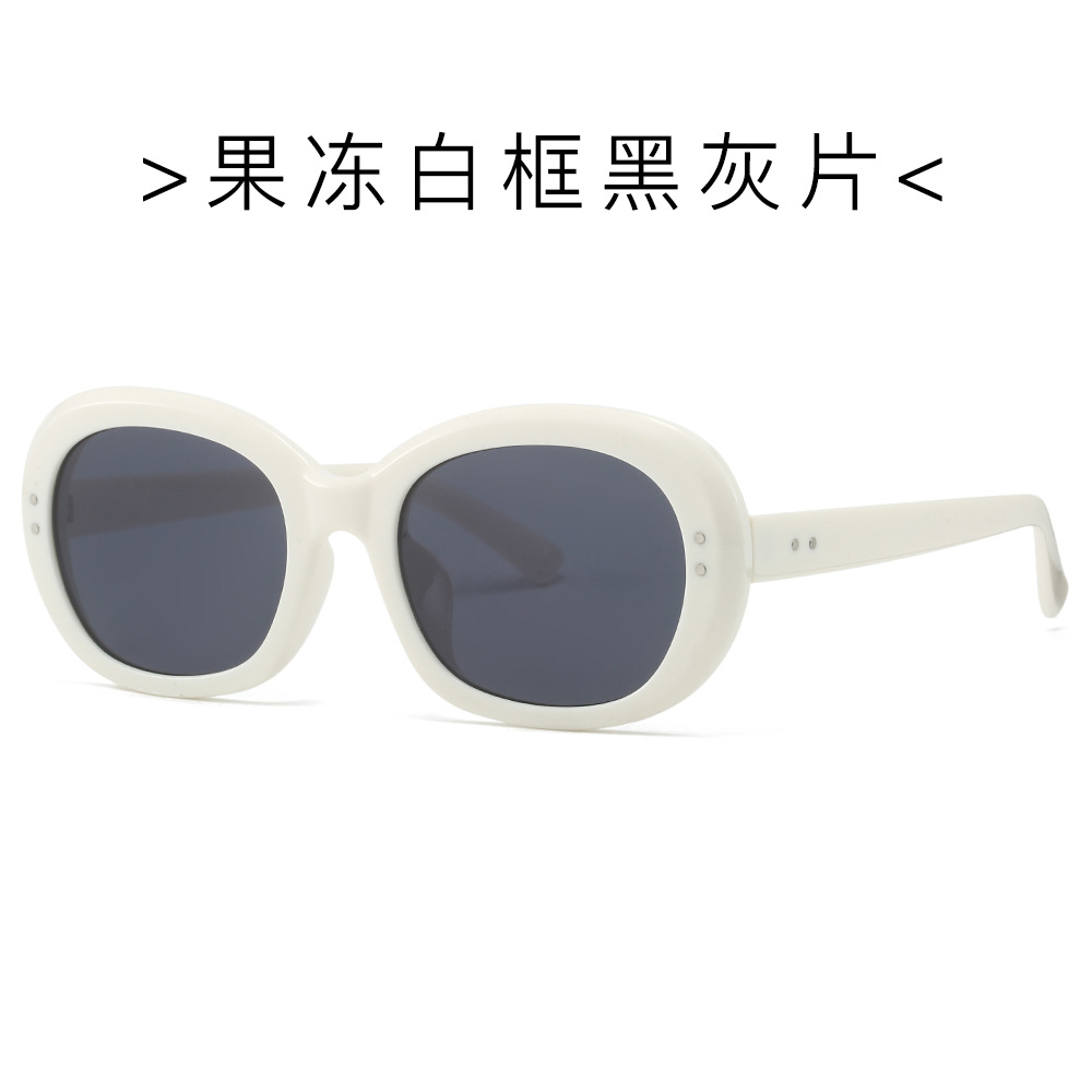 C6. 유백색 프레임 검은 색과 회색 조각