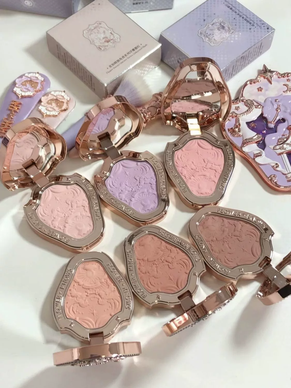 Характеристики Flower Knows Blush Snow Cream Pearl Peach Unicorn Embossed Rococo Blush Expansion Color естественный хайлайт контур