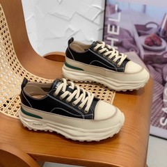 本革の厚い底の阿甘靴の女性靴2025春の新型の通気性は軽くて足の小さい運動のカジュアルシューズが現れます。