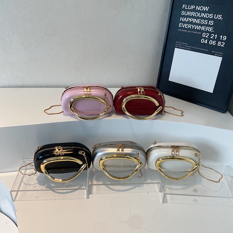 New Fashion Niche Bags, Feminine Chain Bags, High-End Evening Bags, Retro Versatile Shoulder Crossbody Bags New Fashion Niche Bags, Feminine Chain Bags, High-End Evening Bags, Retro Versatile Shoulder Crossbody Bags