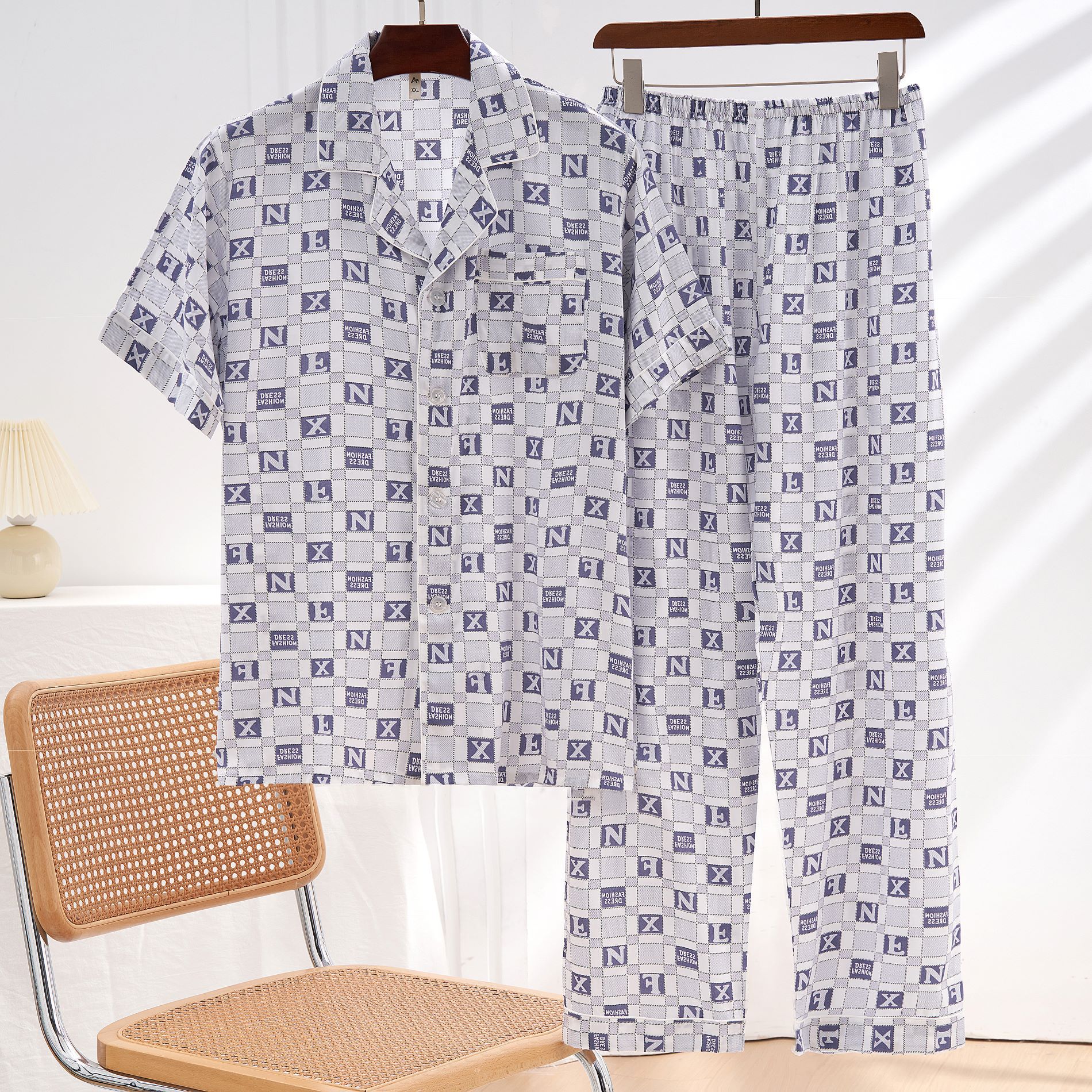 연한 파란색 체크 무늬 글자