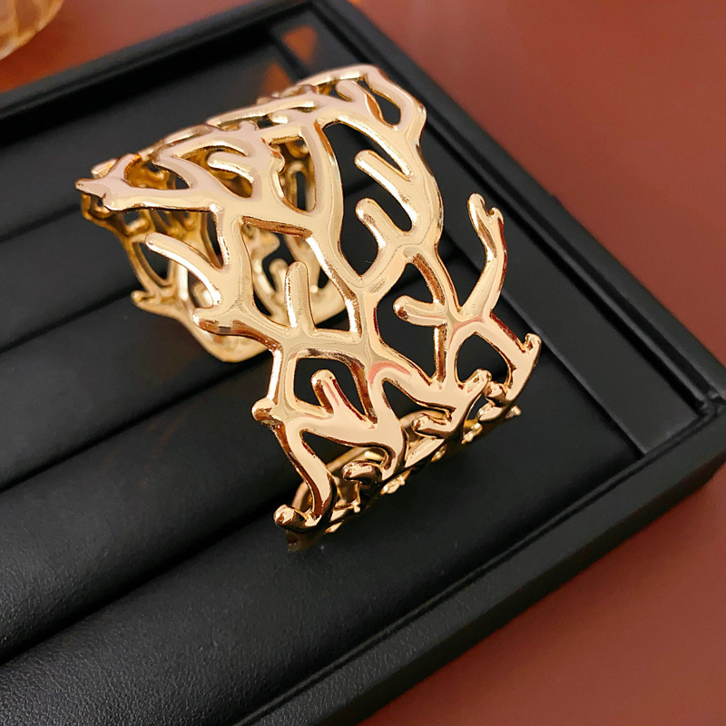 Europa y América plisada redonda abierta pulsera de metal estilo frío pulsera personalizada luz lujo alto sentido pulsera fábrica al por mayor
