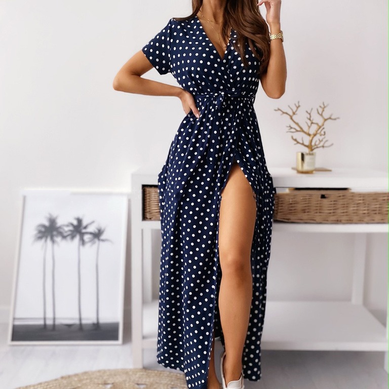 Robe d'été chic à pois – Fluide et féminine avec un imprimé d'inspiration vintage. Une élégance intemporelle avec une touche ludique._voghion.com