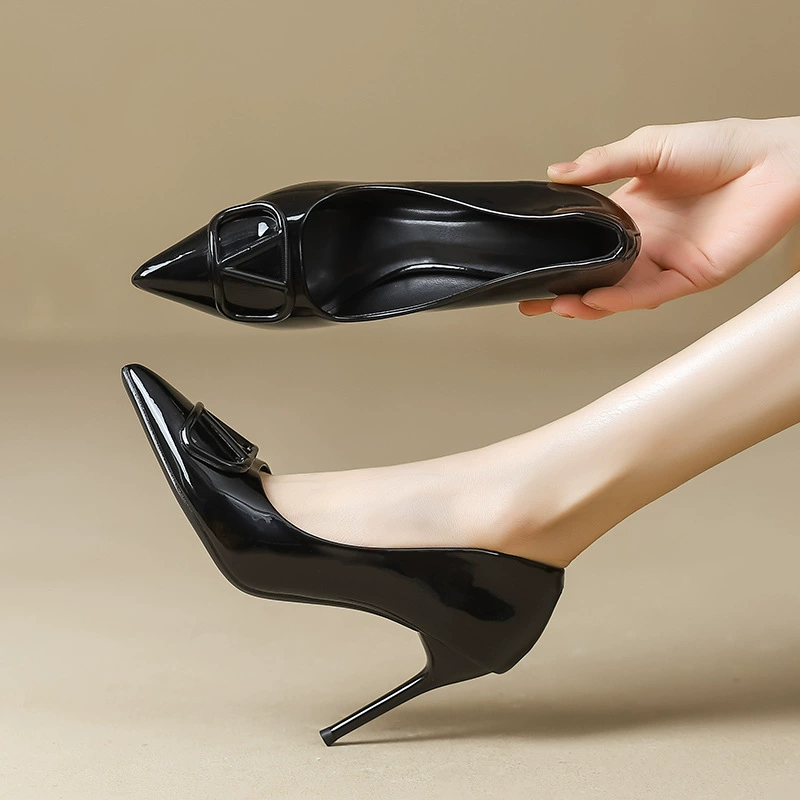 Женские туфли-стилето на высоком каблуке 2025, новые элегантные туфли для женщин с заостренным носком, черные, средний высокий каблук, лакированная кожа, модель Baotou v home v с пряжкой.