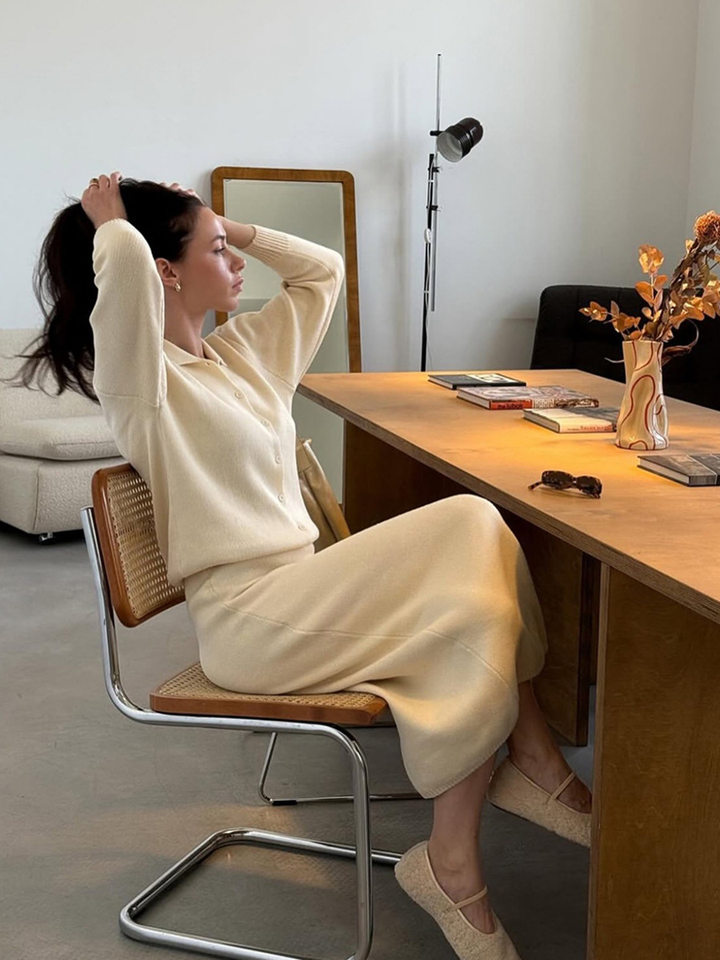 Bộ đầm len dệt kim áo khoác cardigan cổ bẻ cài nút và chân váy dài phong cách Âu Mỹ — Màu be