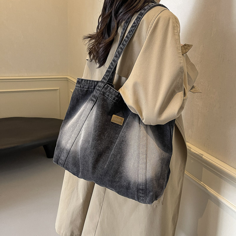 Diseño de nicho 2024 nueva versión coreana de mezclilla ins moda simple y versátil viaje de compras bolso de un solo hombro