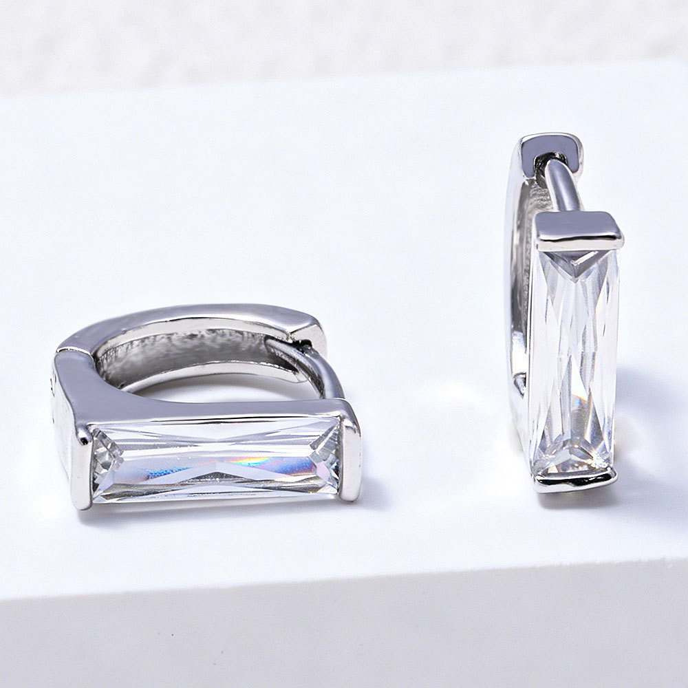 Pendientes sencillos de diamantes cuadrados de estilo moderno, pendientes de aro pequeños y cortos, joyería ligera de lujo con un toque sofisticado._voghion.com