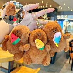 カピバラのカピバラが泡を吐くカピバラのバッグにぬいぐるみのキーホルダーを掛けましょう。