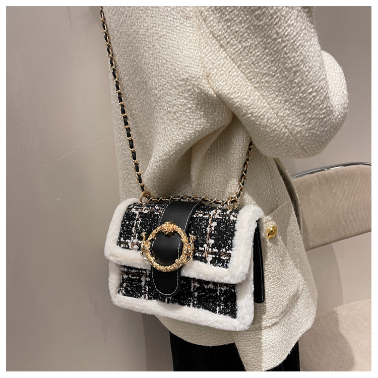 Small Square Bag Plush Chain Female Bag 2021 Winter One-shoulder Korean Style Casual Underarm Bag display picture 4