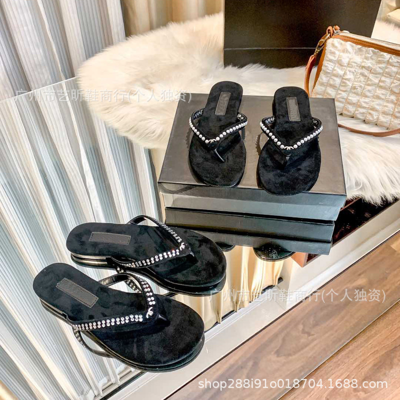 Xiaoxiang 2025 New Velvet Rhinestone Round Head Herringtop Clip Slippers Exquisite Fashion All-match Flat Casual Slippers for Women