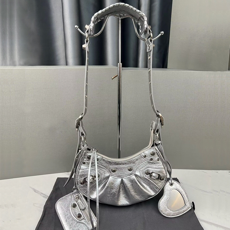 Bolso de locomotora de remache Le Cagole de alta calidad dulce y fresco chica caliente tres en uno bolso de media luna plisado de cuero bolso de axila