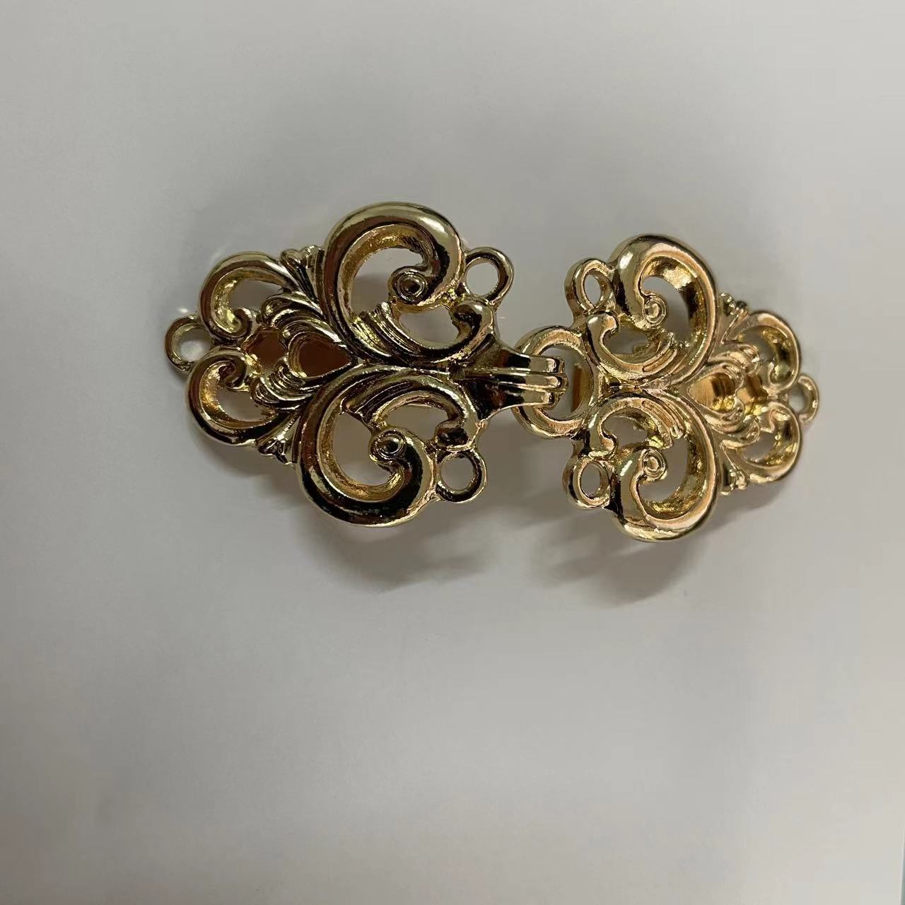 클라우드 스트라이프 클립 페어 버클 스웨터 클립 KC 골드