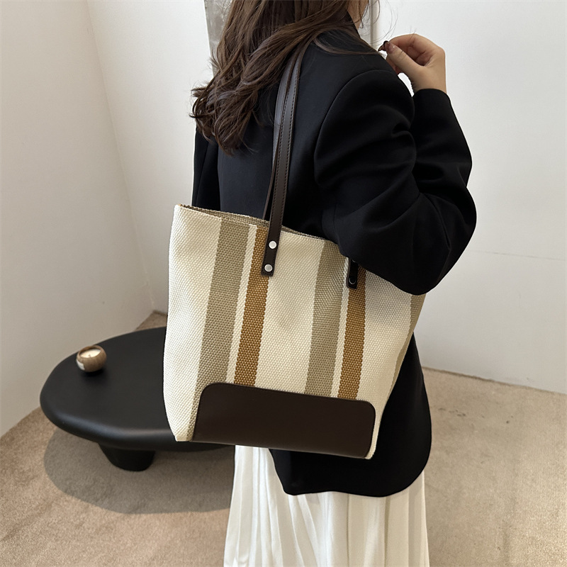 2024 otoño y invierno nuevo estilo versátil en el transporte de gran capacidad bolsas de hombro y brazo de este año populares bolsas de mano retro