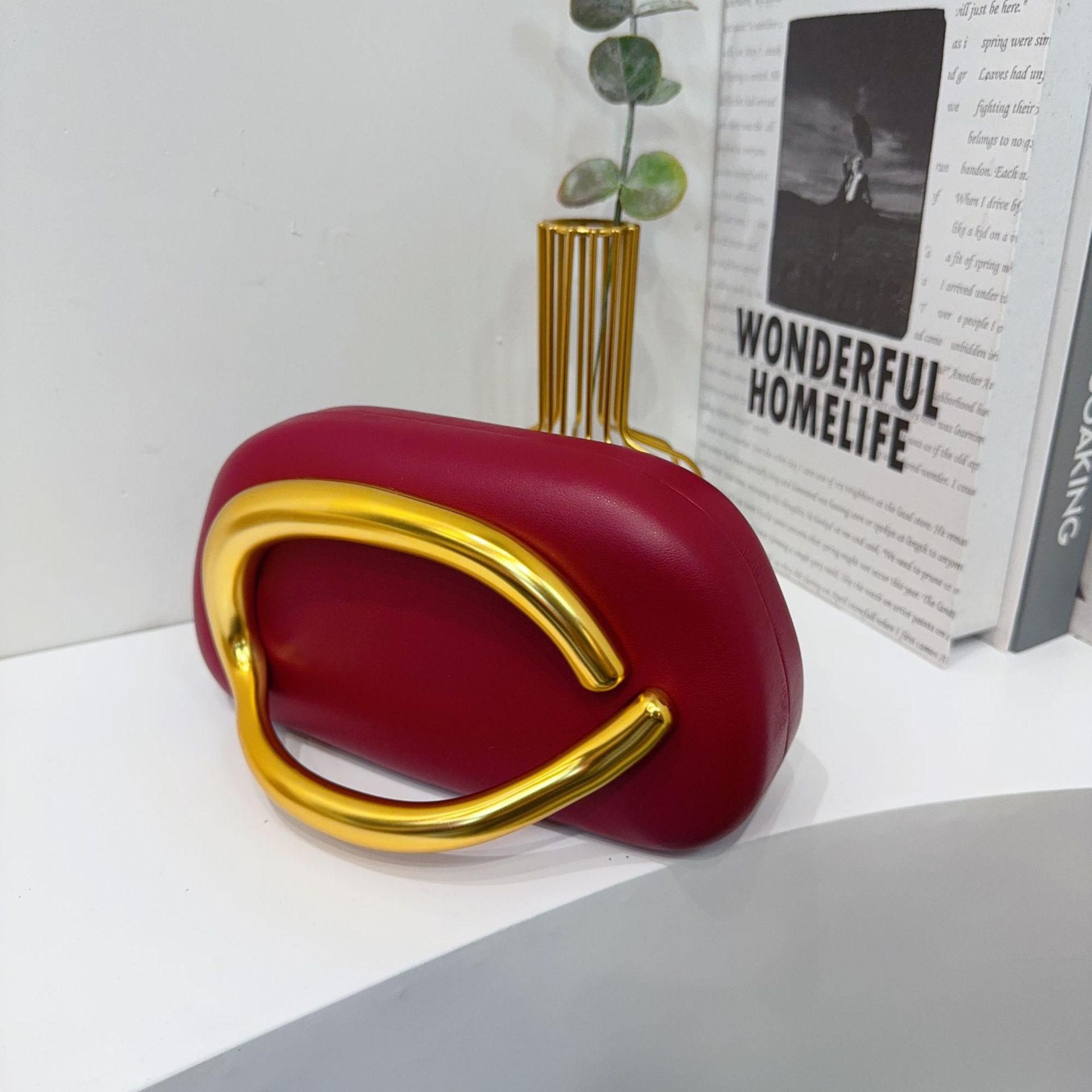 Crimson red (leather type)