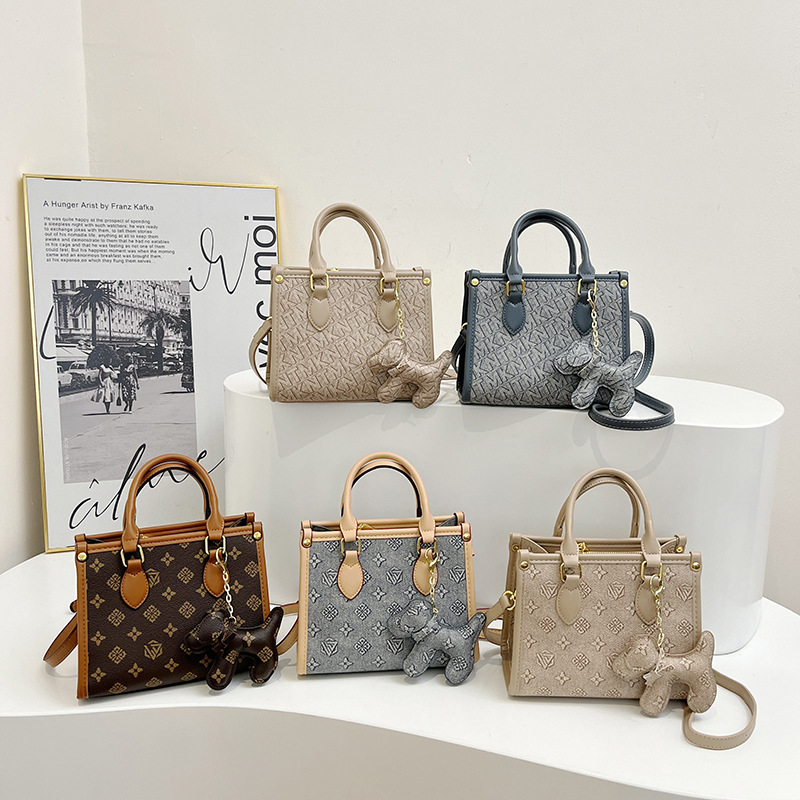 Bolsos clásicos de presbiterio con estampado de letras Bolsos tote Bolsos retro europeos y americanos al por mayor transfronterizos Bolsos de hombro con textura de todo fósforo