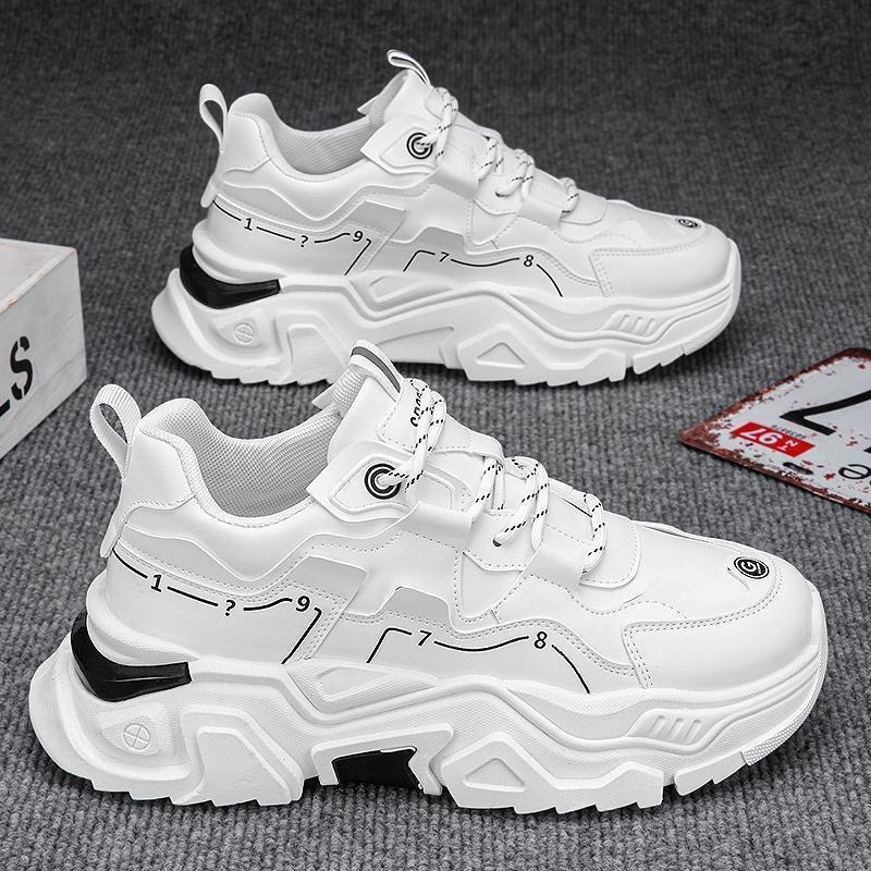 Zapatos de hombre invierno 2026 nuevos estudiantes de escuela secundaria de carreras deportivas con suela suave aumentando la altura de los zapatos de moda de papá blanco juvenil