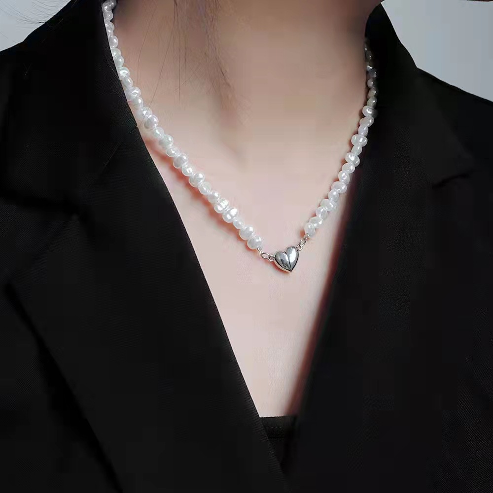 Collana con perle d'acqua dolce e cuore magnetico per donna_voghion.com
