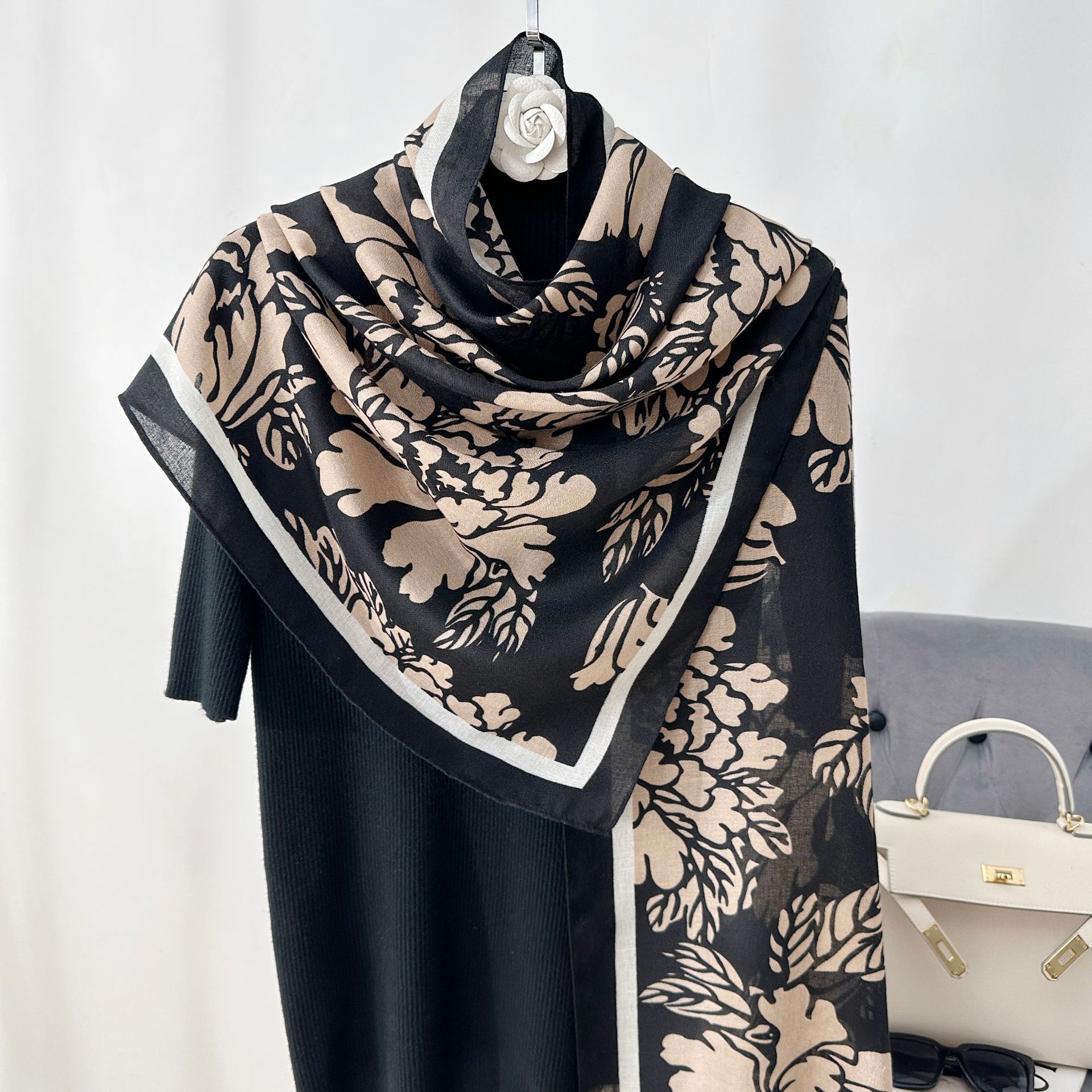 Versión coreana del diseño de moda con sentido de la bufanda de algodón y lino para mujer, temperamento retro, planta, estampado de flores, viaje con chal de moda