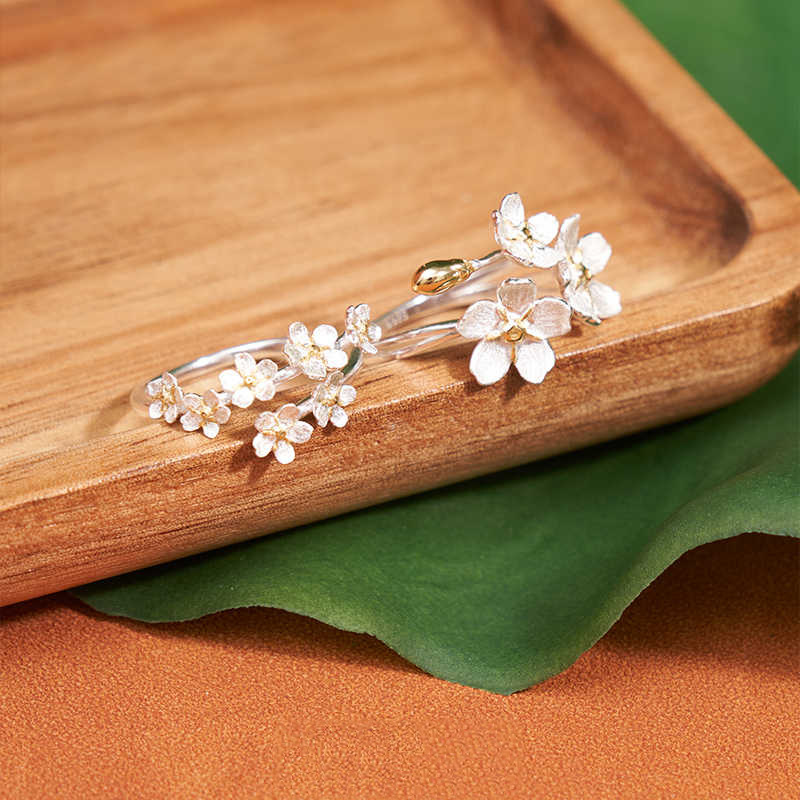 Three dimensional small design brand ring