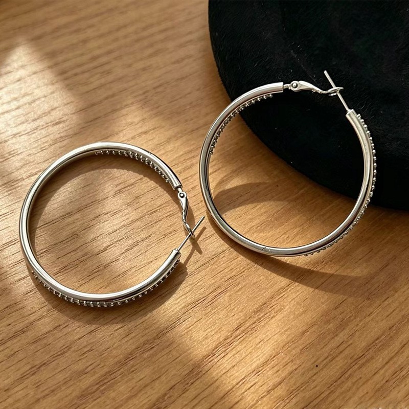 Nuevos desplazamientos de moda con pendientes de círculo grande, ligero y lujoso, temperamento femenino de alta gama, botones para los oídos, Orejeras de círculo vegetariano, agujas para los oídos
