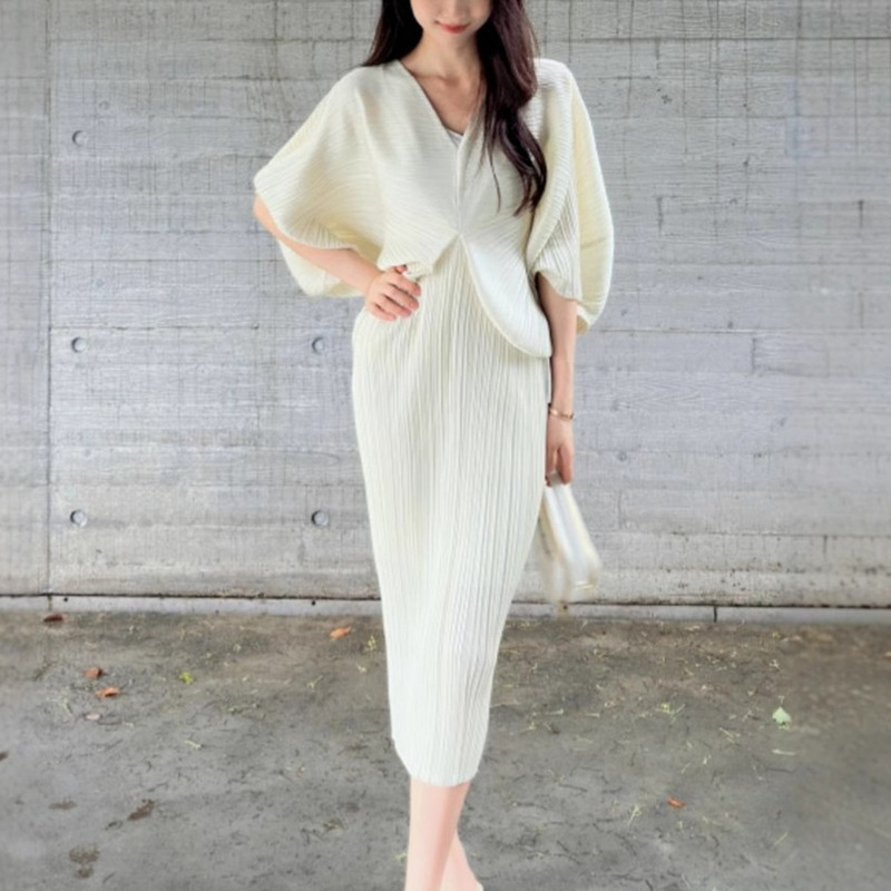 Miyake Pleated Art Dress High-End Skirt Seaside Vacation French V Neck Summer Plus Size Women's Dress Miyake Pleated Art Dress High-End Skirt Seaside Vacation French V Neck Summer Plus Size Women's Dress