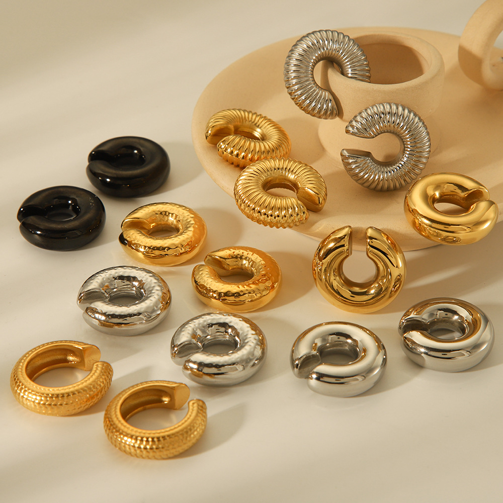 Ins celebridades de Internet europeas y americanas, el mismo estilo, personalidad de moda, diseño de nicho, patrón chapado en oro de acero de titanio geométrico, sin orejas perforadas, clip para la oreja femenino