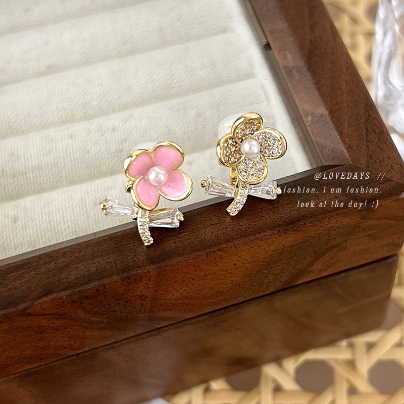 Small design earrings with zircon