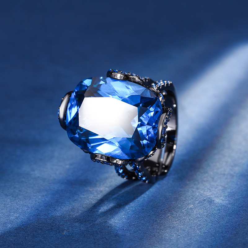 Anillo de cristal puntiagudo azul